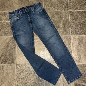 Jack and Jones jeans - Snygga blå jeans från Jack and Jones säljes!  Modellen på jeansen är Regular/Clark och dem har en regular passform, passar perfekt för den som inte vill ha varken för slim eller för baggy passform. Storleken är 29/30.