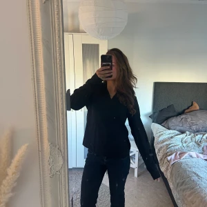 Svart blus  - Svart blus från Vera Moda! Tunn och skön. Storlek L men skulle säga M. hör av er vid funderingar💕