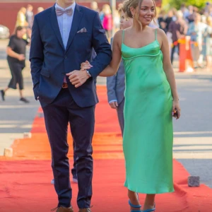 Grön klänning från zara - Perfekt för sommarens festligheter eller bal. Sitter jättefint. Använd max 3 ggr och är i nyskick. 