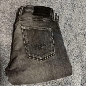 Replay anbass jeans  - Riktigt feta replay jeans med slitningar i modellen anbass] Storlek W30 L32] väldigt fint skick!                 Hör av er vid fler frågor!
