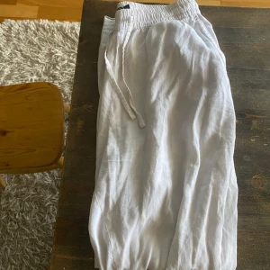Vita linnebyxor  - Vita linnebyxor, använda 1 gång. Storlek XS och är uppsydda ca 5cm som går att sprätta upp och göra längre igen