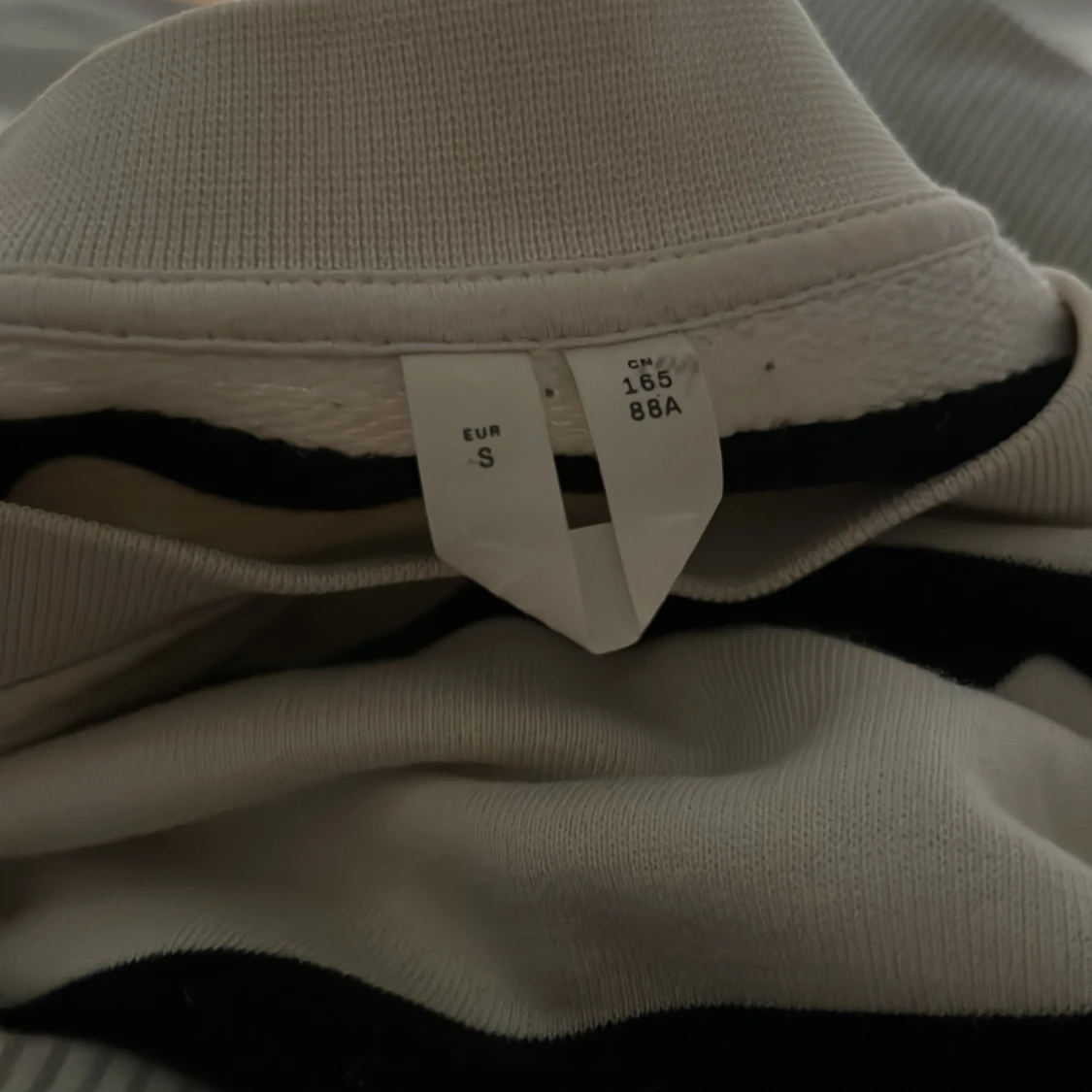 Randig tröja i svart och vit - 1