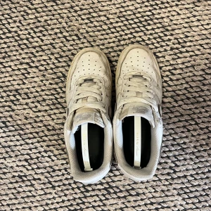  Nike Air Force sneakers - Säljer ett par Nike Air Force sneakers .  Har inte tvättat dom så om man gör de så blir de som nya start pris e på 450 och kan tänka mig o gå ner i pris hör av er vid minsta lilla