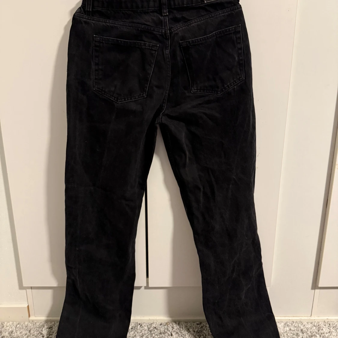 Svarta jeans med slitningar - 1