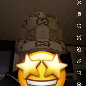 Beige och brun keps med mönster - Snygg keps i beige med brunt mönster. Perfekt för att ge din outfit en trendig touch. Passar bra till både vardag och speciella tillfällen.