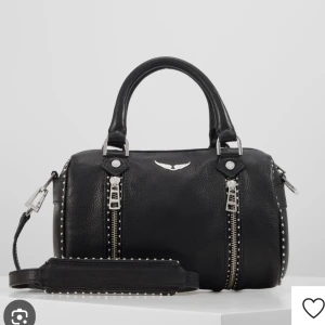 Zadig sunny väska - Säljer denna superfina zadig sunny väskan då den inte längre kommer till användning. Den är i fint skick. Har inget kvitto men har dock dustbag och band.🥰 Kan tänka mig gå ner i pris via snabbköp. Den är den näst minsta storleken😇 Är öppen för byten