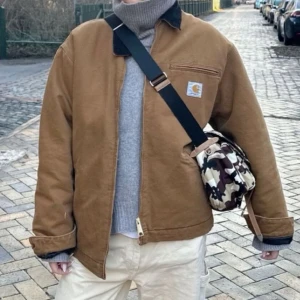 Brun Carhartt jacka - Säljer denna bruna Carhartt jackan som är perfekt till hösten och våren. Inga defekter och i perfekt skick! 