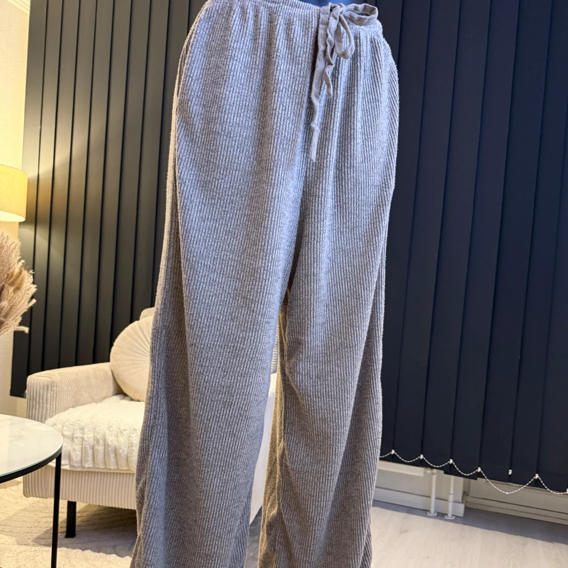 Grå ribbade byxor med knytband - 1