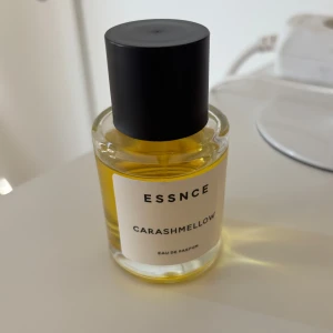 Essnce Carashmellow Eau de Parfum - Säljer en flaska Essnce Carashmellow Eau de Parfum. Noter: Top- Karamell, Mjölk • Hjärta- Honung, Tonka böna • Bas- Vanilj, Mysk