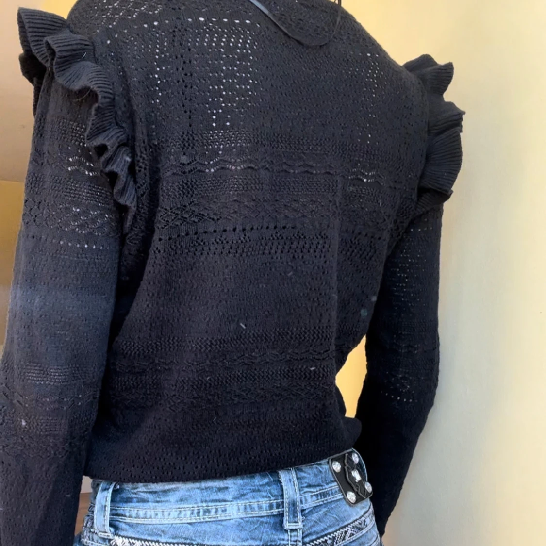 Svart stickad tröja med volangdetaljer - 2