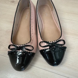 Ballerina skor 🎀 - Jätte söta ljus rosa och svarta ballerina skor med rosetter som tyvär inte passar mig 💞de är köpta på Vinted men är i super fint skick