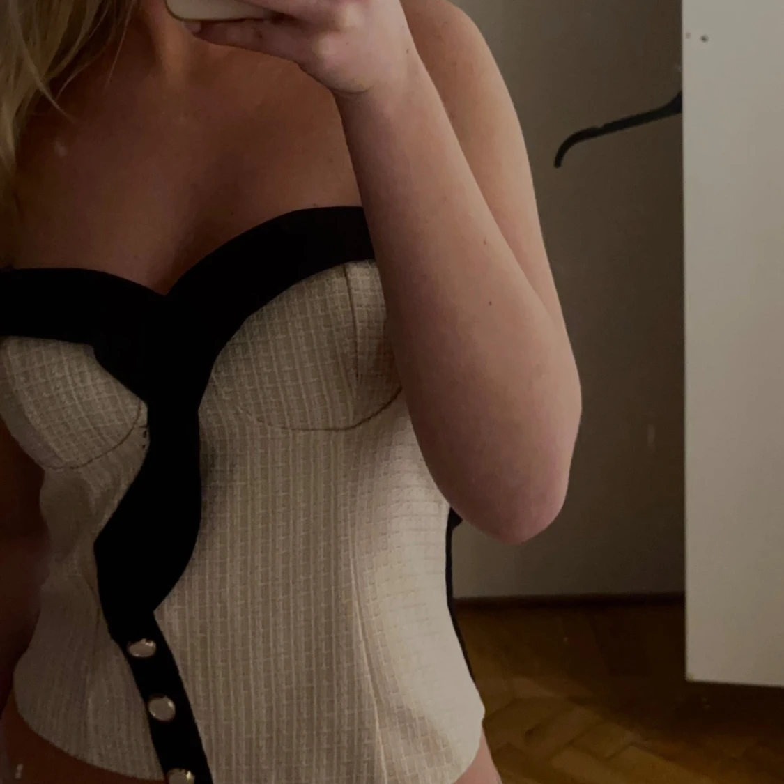 Beige topp med svarta detaljer - 1