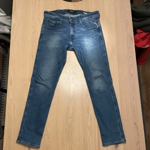 Replay anbass jeans - Snygga replay anbass jeans med en medium blue färg. Jeansen är i nyskick och endast använd fåtal gånger då det var för små. Storlek: W32 L30
