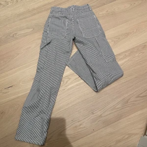 Cargojeans - Randiga raka cargo liknande jeans från bershka, aldrig använda vilket är därför jag säljer de!  Midwaist!