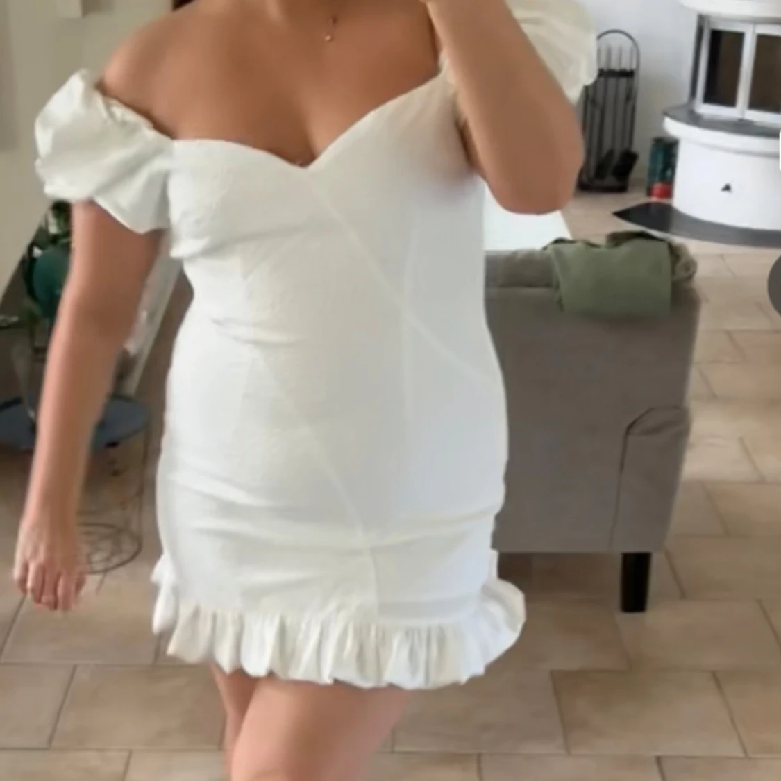 Vit offshoulder klänning med volang