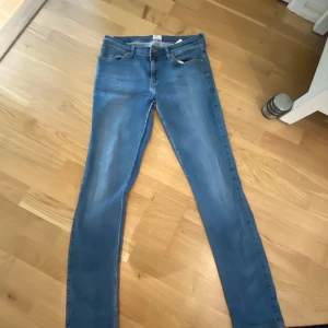 Blå jeans från Lee - Säljer ett par klassiska blå jeans från Lee. De har en snygg tvätt och en smal passform som sitter perfekt. Perfekta för en avslappnad stil. Passar perfekt med ett par boots 