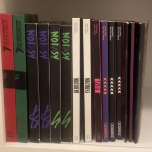 Straykids - Säljer dessa album! Hör av dig vid pris och vad som medföljer i albumet ^^ Frakten kommer vara 55-75kr beroende på vilket album du köper 💗