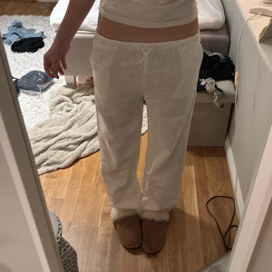 Vita linnebyxor från hm - Säljer mina linnebyxor från  hm del är skit snygga i sommar o e super sköna de är i strlk 164 men de passar fortfarande mig som är 165cm lång