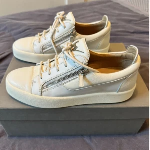 Giuseppe zanotti skor - Riktigt feta Giuseppe zanotti skor i bra skick. Perfekta nu till Sommarn. Stl 41.5 men passar upp till 42.5 bara höra av er om ni har några frågor. Pris kan diskuteras vid snabb affär💨