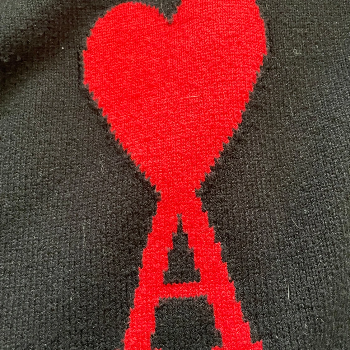 Svart tröja med rött hjärtmönster från Ami - 3