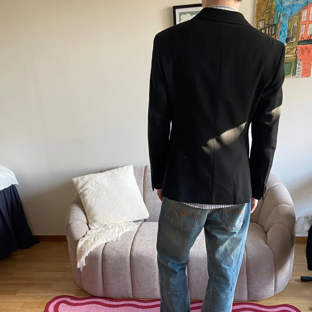 En dubbelknäppt kavaj från zara. Varan är använd 1 tillfälle så den är som ny. Perfekt för att klä upp vardagen lite eller matcha till en full kostym. Jag är 183 och bär storlek 46 i denna. Nypris 1300. Puvut & Bleiserit.