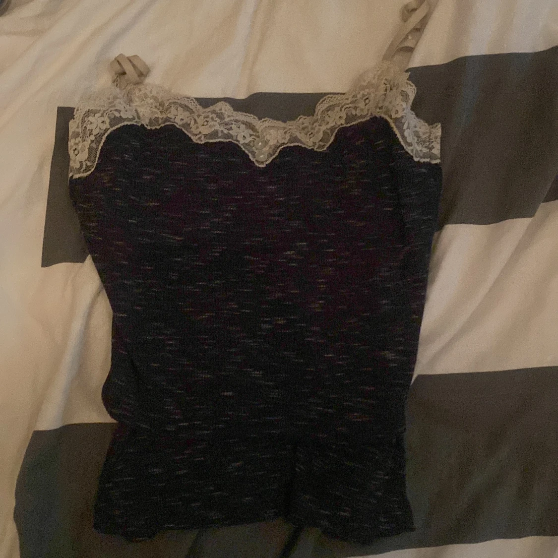 Svart linne med spetsdetaljer