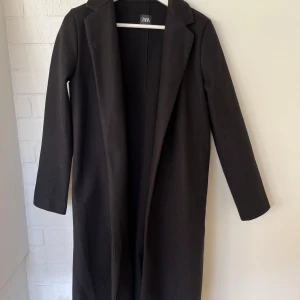 Svart kappa från Zara - Använd enstaka gång, inga skador eller defekter. Hör av dig vid fler frågor eller intresse! (Obs! Strl M men jag skulle säga som oftast har strl M att den passar XS/S bättre) 