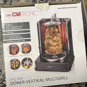 Clatronic DVG 3686 Döner-Vertikal-Multigrill - Säljer en Clatronic DVG 3686 Döner-Vertikal-Multigrill. Denna 3-i-1 grill är perfekt för att laga döner, kyckling och grillspett. Med 1400 watt effekt och fettsnål grillning är den både kraftfull och hälsosam. Inkluderar 1 stor och 6 små grillspett. Perfekt för hemmakocken som älskar grillat!