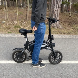 Freev - Snygga svarta sneakers med vit sula och stjärndetalj på sidan. Perfekta för en avslappnad stil och passar bra till jeans.