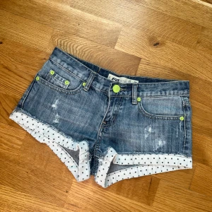 Lågmidjade jeansshorts med prickig kant - Snygga jeansshorts  med en unik prickig kant i vitt och svart. Har aldrig använt!! Perfekt till sommaren❤️❤️❤️