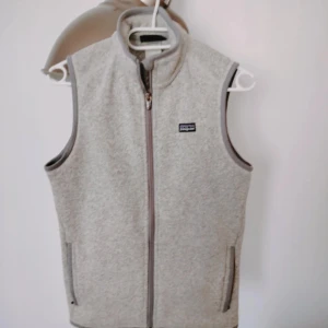 Patagonia Väst - Säljer en stilren grå fleeceväst från Patagonia med dragkedja framtill. Storlek M men sitter som S. Hör av er om ni har några funderingar! Pris ej hugget i sten.