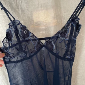 Vintage nattlinne  - Superfin italiensk vintage slipdress! Spets och mesh med en liten slit med blomma. Toppenskick! Passar XS/S. 