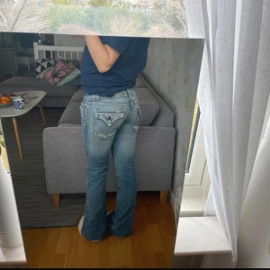Jeans  - Säljer mina superfina jeans då de är för stora för mig❤️ midjemått rakt över är 38 och innerbenslängden är 82. Jeansen har små defekter vid fram fickan(inget som syns från utsidan), samt att en knapp från de bakre fickan är borta. Det är bara att skriva om du har några funderingar❤️