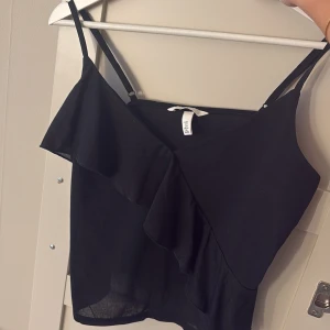 H&M volangtopp! - Säljer detta superfina slutsålda volang linnet från H&M! Jättebra skick, strl S! 🌸