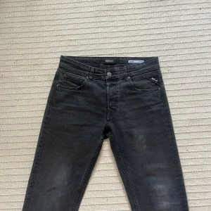 Replay jeans - Snygga svarta jeans från Replay, modell Grover. Skulle säga att de är en Slim/Straight passform på jeansen. Pris är diskuterarbart vid snabb affär. Ny pris 1499 mitt pris:499 