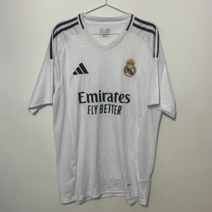 Real Madrid tröja 24/25 - Nästan helt oanvänd Real Madrid hemma tröja från 24/25 säsongen i storlek XL/L. Pris kan diskuteras.