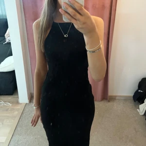 Svart klänning! - Säljer denna svarta trekvartsklänningen från gina! Köpte för några årsen så vet inte om den finns kvar. Använd några fåtal gånger 💞Pris kan diskuteras 