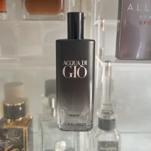 Acqua di Giò Parfum från Giorgio Armani - Säljer en elegant flaska av Acqua di Giò Parfum från Giorgio Armani. Flaskan har en stilren design i svart med en subtil övergång till genomskinligt glas. Perfekt för den som söker en sofistikerad doftupplevelse. Använt runt cirka 20 till 25 sprays🤩😀🤩