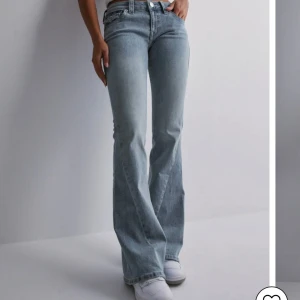 Blå bootcut jeans - Skitsnygga ljusblåa bootcut jeans ifrån true religion. Använda något men inget som syns. Nersydda lite för mer lågmidjat men går o sprätta upp utan att nått kommer synas. Köpta för 1299kr på nelly.com säljer för 850kr 