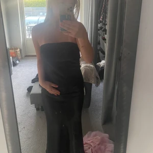 Jätte fin lång klänning!!❤️ - Bilder tagna av förra säljaren. Jättefin långklänning som passa till balen eller annat. Svart och off shoulder. Skulle säga att det är storlek s/m