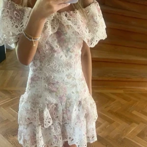 SÖKER Vit spetsklänning med volanger - SÖKER