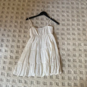 Vit klänning från Zara - Vit klänning från Zara med smala axelband i storlek xs💕
