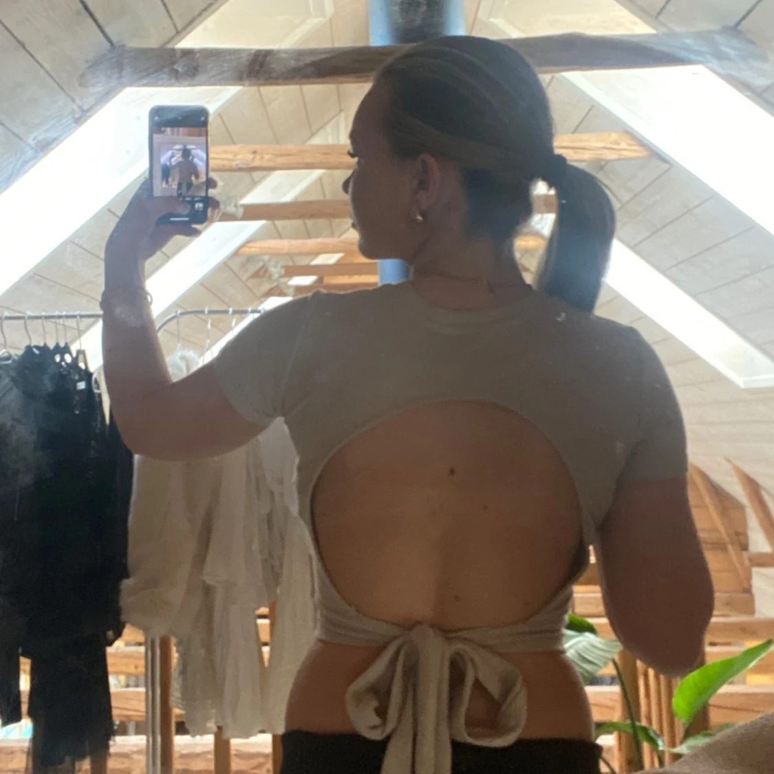 Beige topp från Gina Tricot med öppen rygg