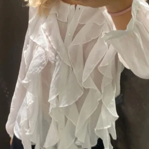 Fin vit blus från Zara - Vit ny blus från Zara i fint skick! (Lånad bild) skriv för egna bilder. Den är lite genomskinlig men de kan man lösa med vitt linne under om man inte vill att det ska vara genomskinligt. För det kan ju också vara snyggt. Slutsålt på hemsidan💕 Storlek L, men är liten i storlek!