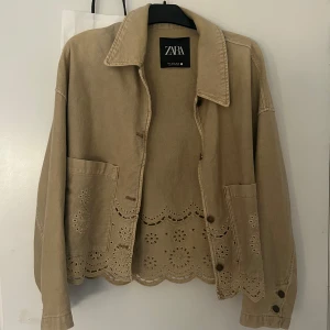 Zara jacka - Jeansjacka från Zara med broderier, små defekter därav priset men inget som inte går bort i tvätten. Perfekt nu till sommaren 💕