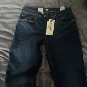 Sprillans nya mörkblåa pearson jeans  - Helt nya med lapp och allt för billigt pris, säljer pga att de är för småa!