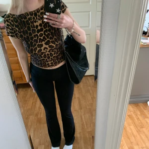 Leopardtopp - Så fin topp som tyvärr inte kommer till användning, perfekt nu till sommaren! Storlek S, köpt för 129kr, aldrig använd, endast testad🤍