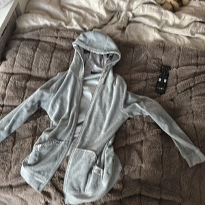 Grå hoodie från Esmara - Säljer en bekväm grå hoodie från Esmara. Den har en klassisk design med huva och två praktiska fickor framtill. Perfekt för en avslappnad stil. Hör av dig vid intresse!