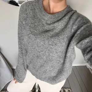Grå stickad tröja  - Säljer min fina gråa stickade tröja från Zara i mycket bra skick! 🥰
