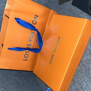 Stilren plånbok och bälte - Säljer ett mycket fint bälte och en väldigt fin plånbok. Längden på bältet är 115cm